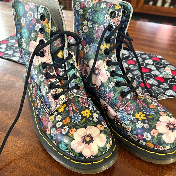 Dr. (Doc) Martens floral Airwalk boots. Size 7US 5UK or 38EU. Like new condition - Picture 2 of 7